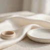 Anneau en silicone souple posé sur un tissu de soie, ambiance épurée et lumineuse