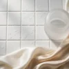 Carrelage blanc, soie ivoire et verre dépoli, ambiance élégante et discrète