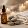 Huile de massage sensuelle — flacon ambré, bougies et ambiance spa élégante