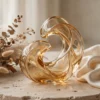 Sculpture en verre ambré sur fond ivoire — guide d'achat du gode en verre