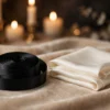Kit BDSM débutant : ruban en satin noir et foulard en soie ivoire, ambiance bougies