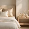 Chambre élégante aux tons ivoire, coffret discret sur la table de nuit