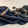 Nature morte élégante, soie bleu nuit et pierres lisses, ambiance bien-être premium